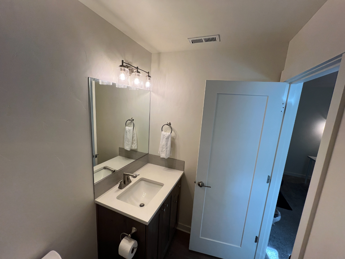 Room in townhouse near St. Charles Hospital (Walking Distance) - Photo 6