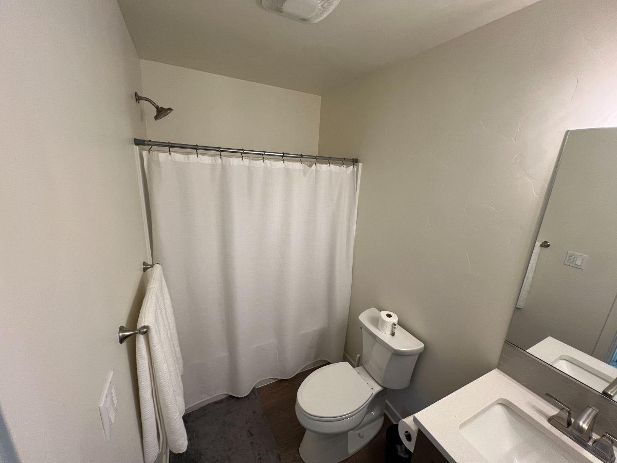 Room in townhouse near St. Charles Hospital (Walking Distance) - Photo 5