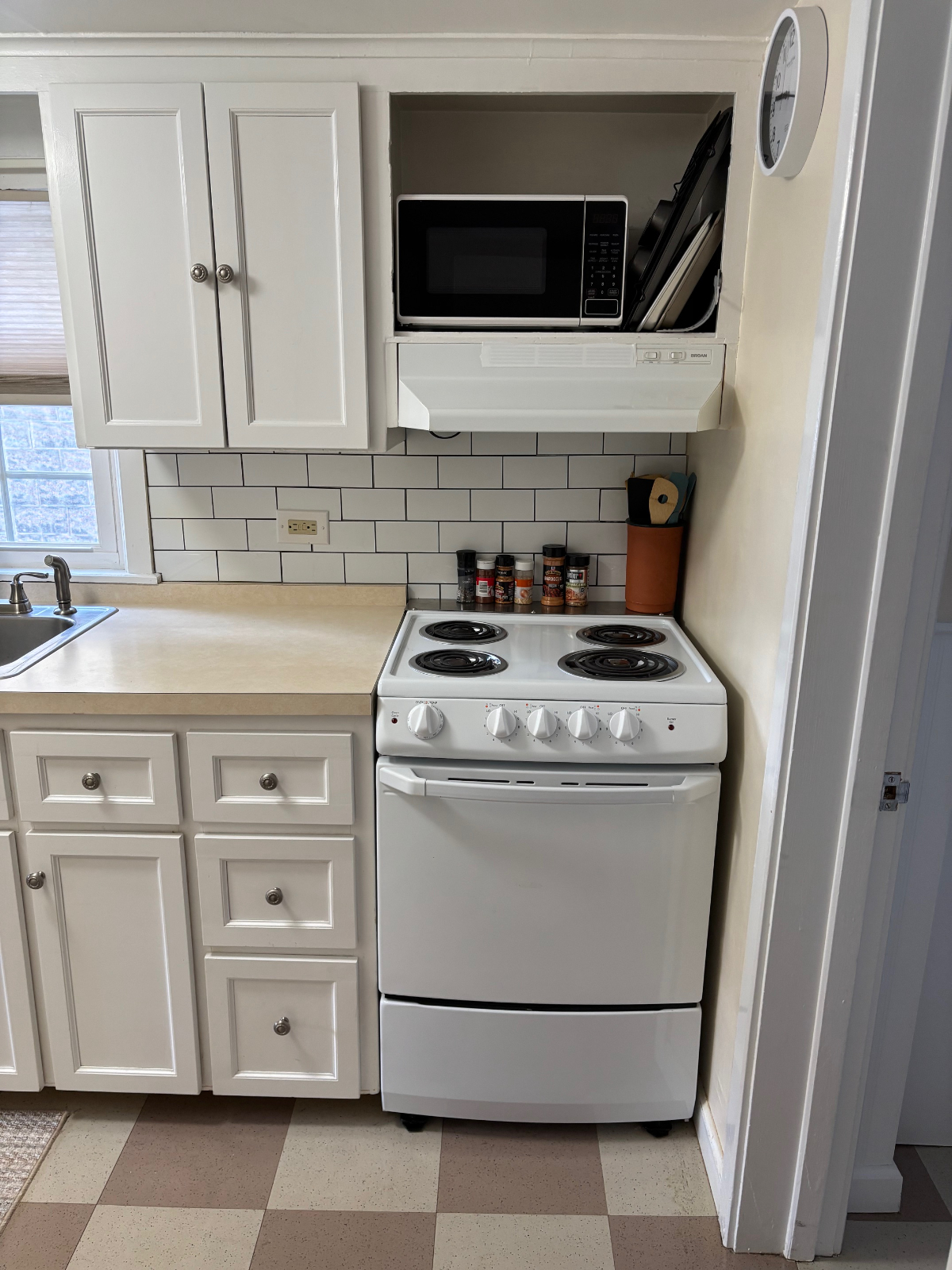 Charming Colonial In Law Apartment with Private Entrance and Pool Access in Burlington, VT Near The  - Photo 9