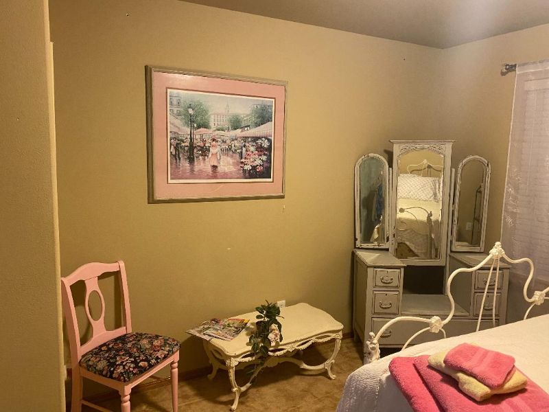Quiet Antique Room in SW Redmond - Photo 4