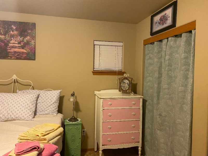 Quiet Antique Room in SW Redmond - Photo 3