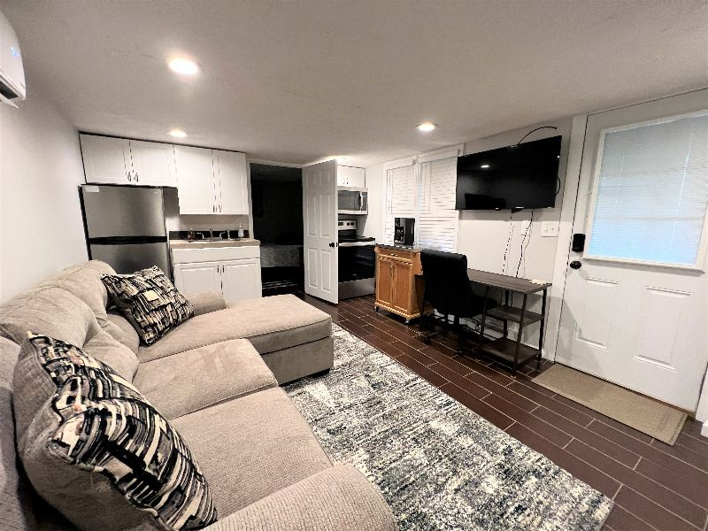 Cozy Apartment less than 1 mile from Hospital - Photo 2