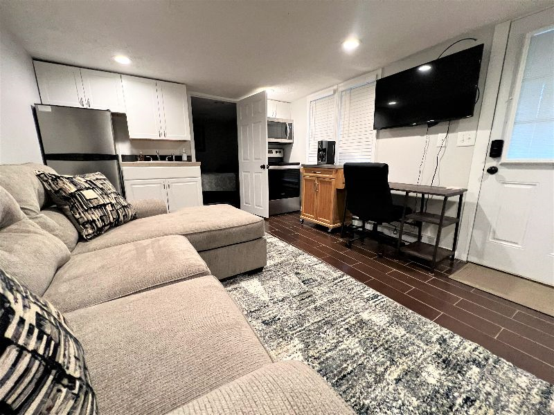 Cozy Apartment less than 1 mile from Hospital - Photo 4