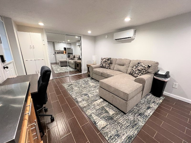 Cozy Apartment less than 1 mile from Hospital - Photo 3