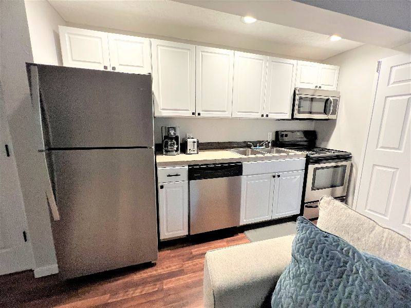Cozy Apartment less than 1 mile from Hospital - Photo 6
