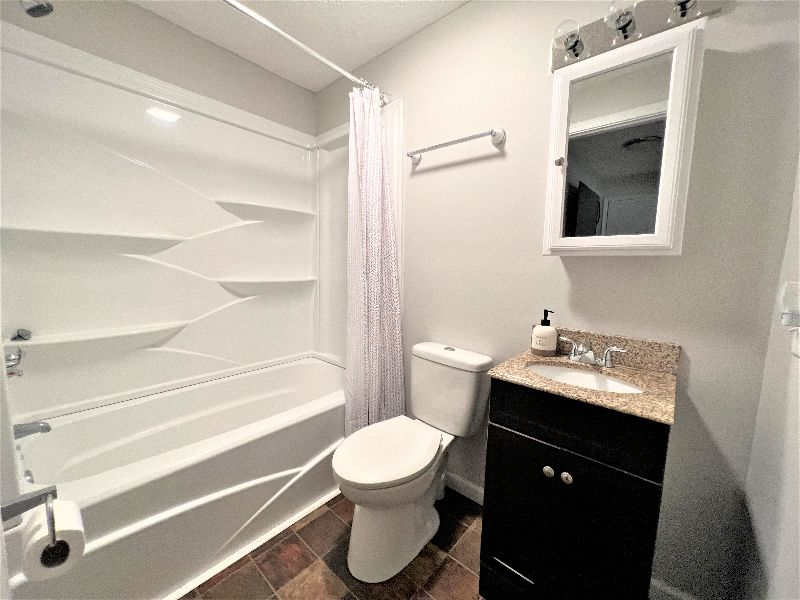 Cozy Apartment less than 1 mile from Hospital - Photo 9