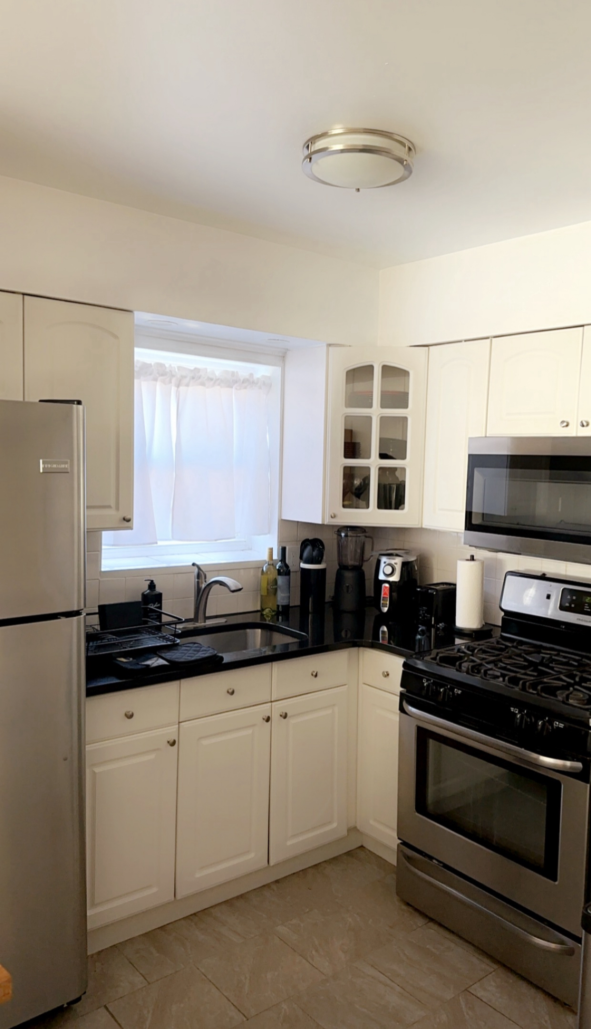 Modern two bedroom apartment located in a private home conveniently located to most Bronx hospitals - Photo 6