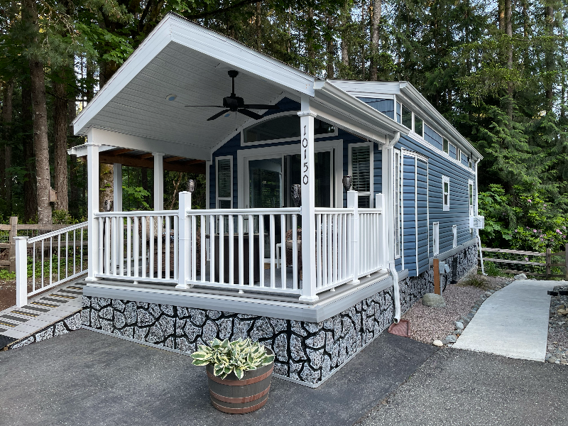 Quiet, cozy mini-home in Silverdale.