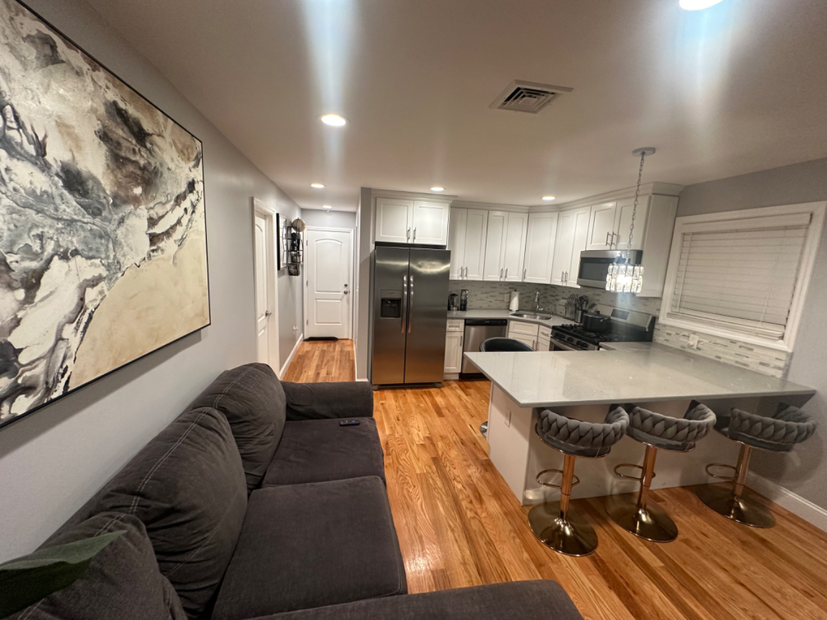Luxury Furnished 1 Bedroom Apartment - Photo 2