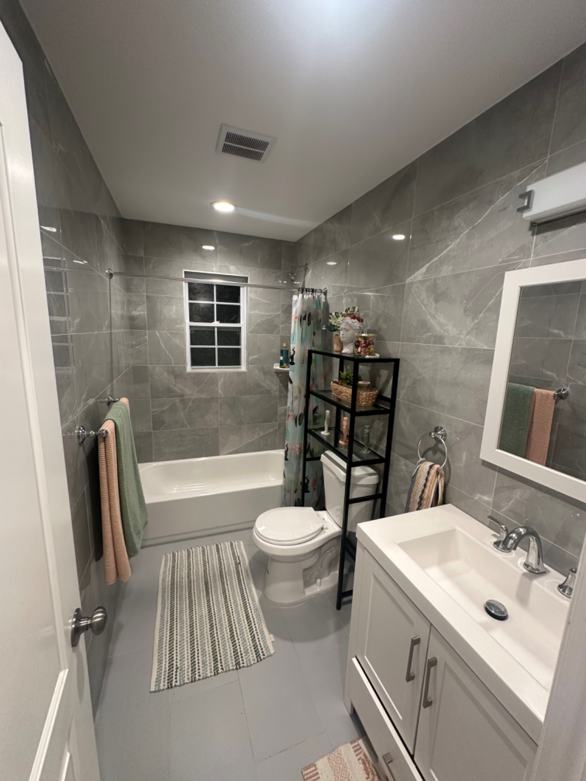 Luxury Furnished 1 Bedroom Apartment - Photo 4