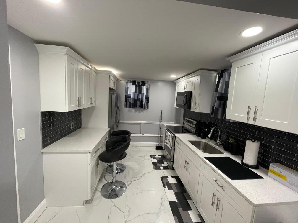Luxury Furnished 1 Bedroom Apartment - Photo 4