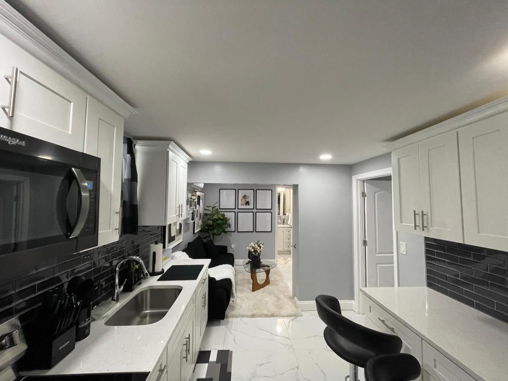 Luxury Furnished 1 Bedroom Apartment - Photo 6