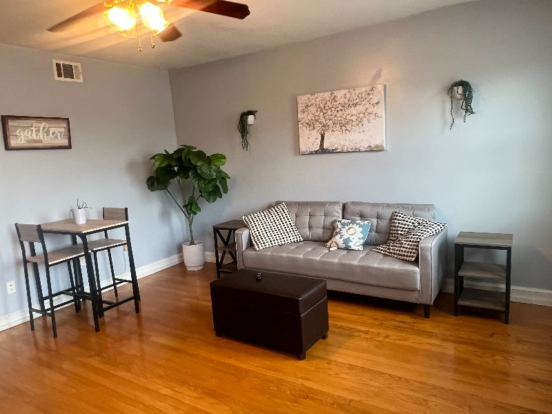 Spacious 2BR Near Bus Stop - Parking Available - Photo 2