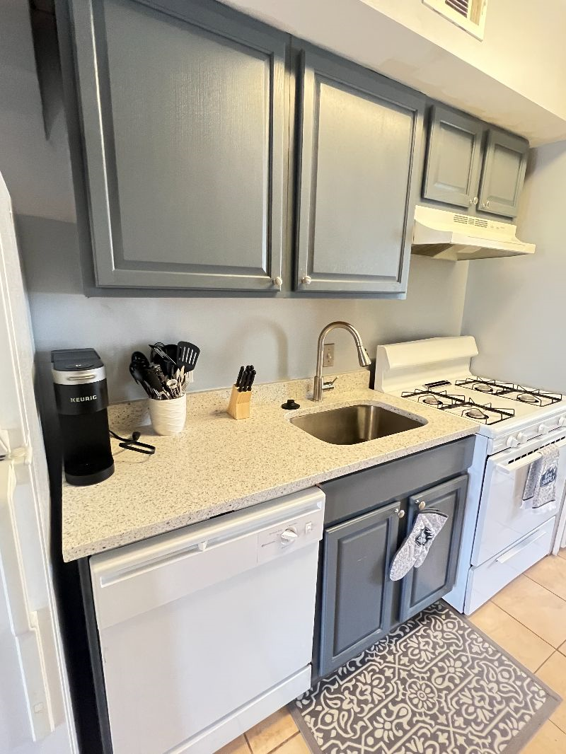 Spacious 2BR Near Bus Stop - Parking Available - Photo 6