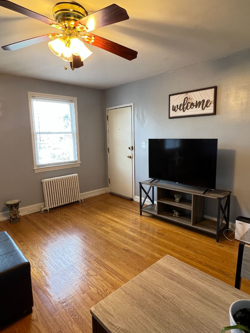 Spacious 2BR Near Bus Stop - Parking Available - Photo 3