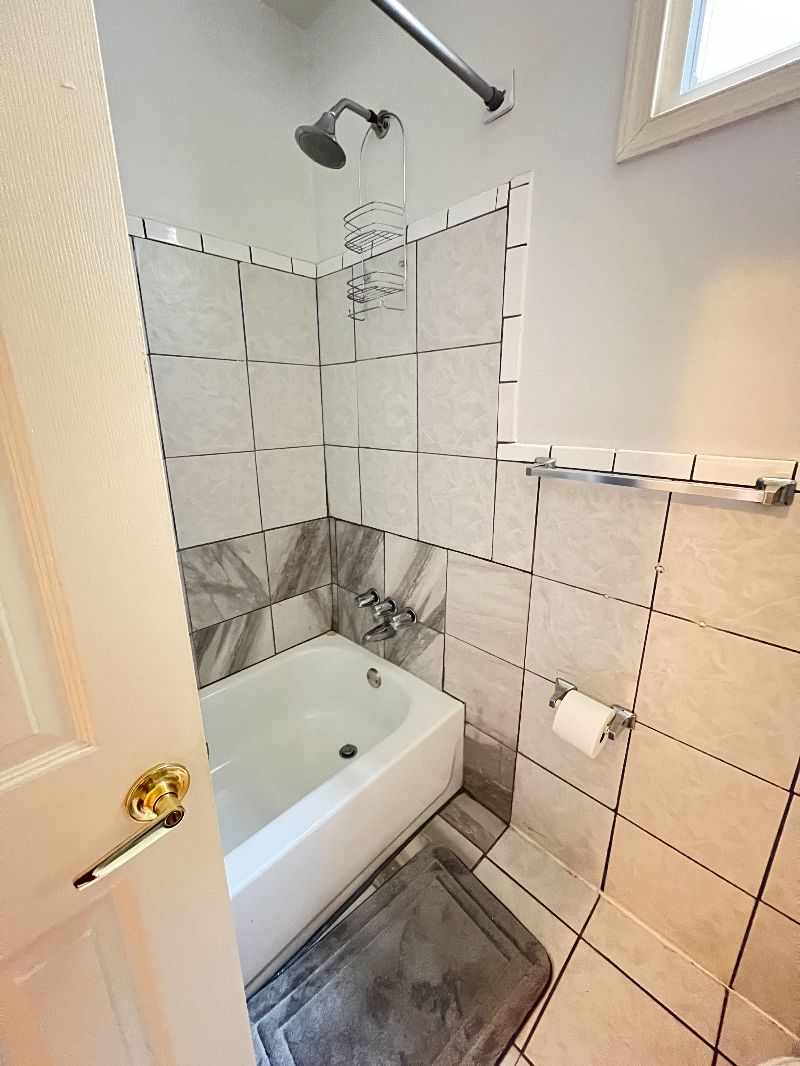 Spacious 2BR Near Bus Stop - Parking Available - Photo 8