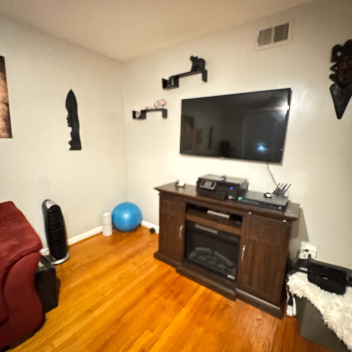 Spacious 2BR Near Bus Stop - Parking Available - Photo 3