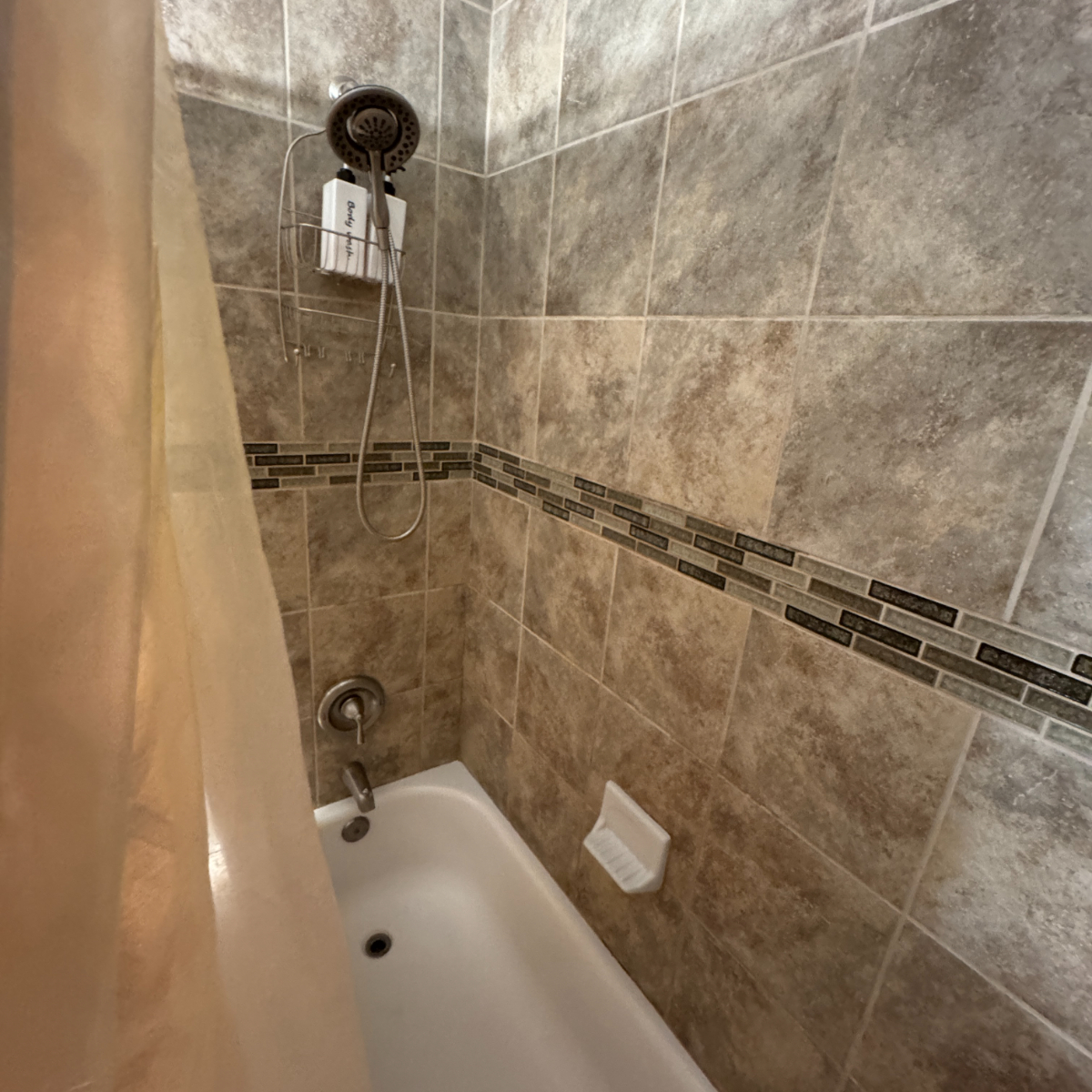 Spacious 2BR Near Bus Stop - Parking Available - Photo 10