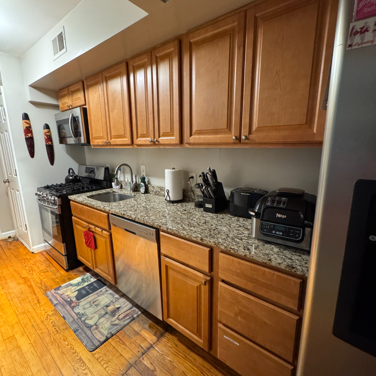 Spacious 2BR Near Bus Stop - Parking Available - Photo 11