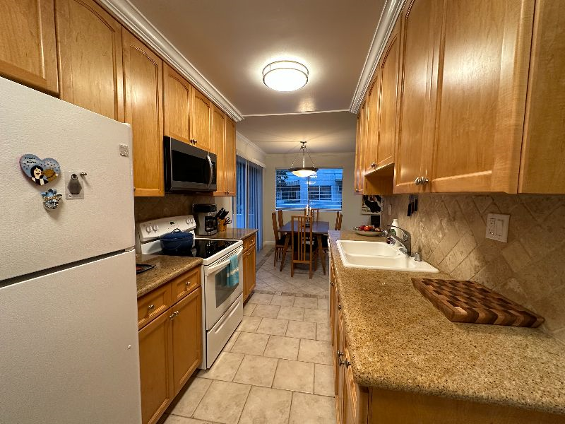 Cozy, Art-Filled Condo 5 Min Away From All Hollywood Attractions - Photo 5