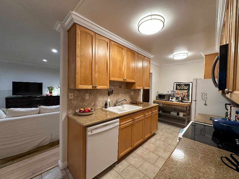 Cozy, Art-Filled Condo 5 Min Away From All Hollywood Attractions - Photo 6