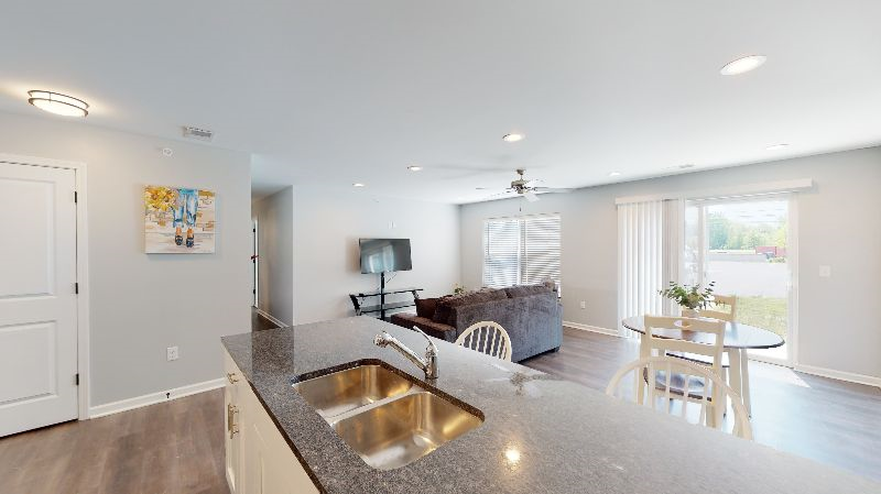 Beautiful - Centrally located Condo - Photo 3