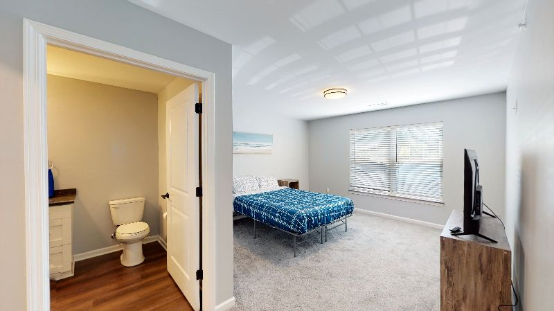 Beautiful - Centrally located Condo - Photo 11