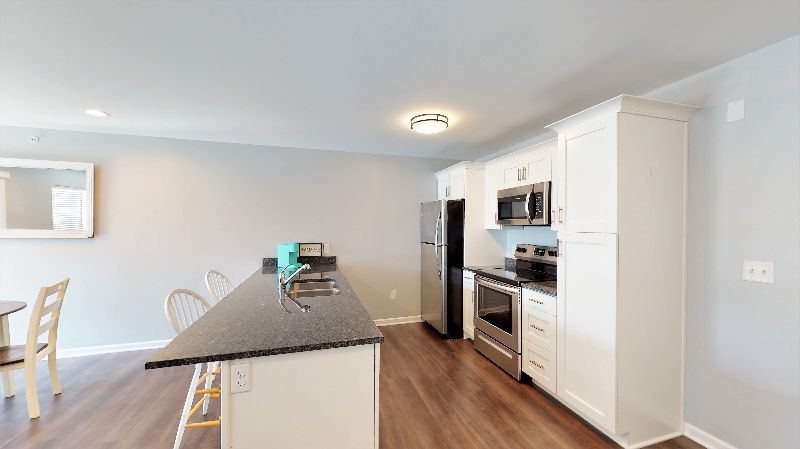 Beautiful - Centrally located Condo - Photo 5
