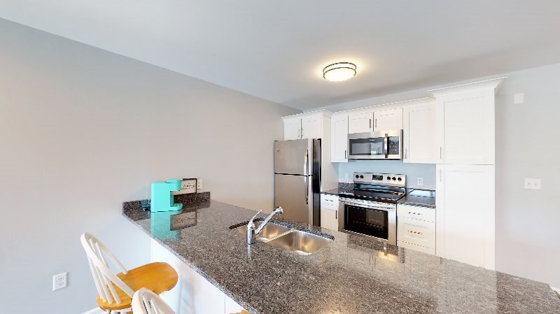 Beautiful - Centrally located Condo - Photo 4