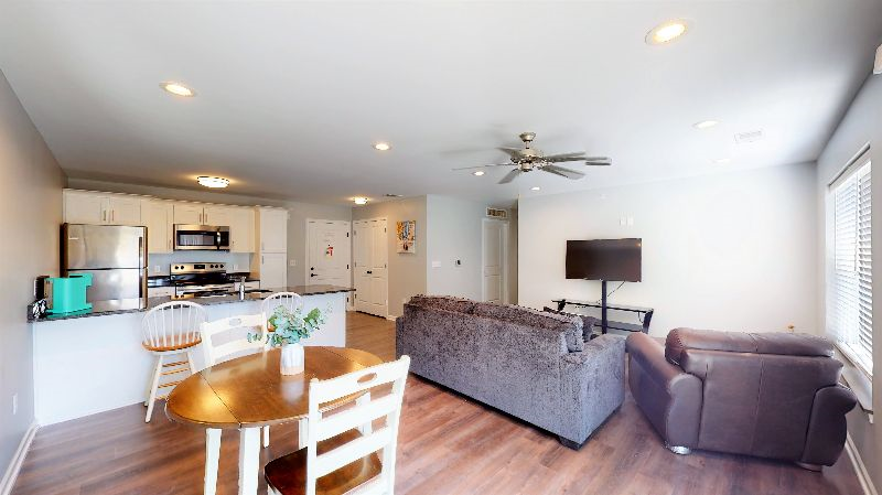 Beautiful - Centrally located Condo - Photo 2