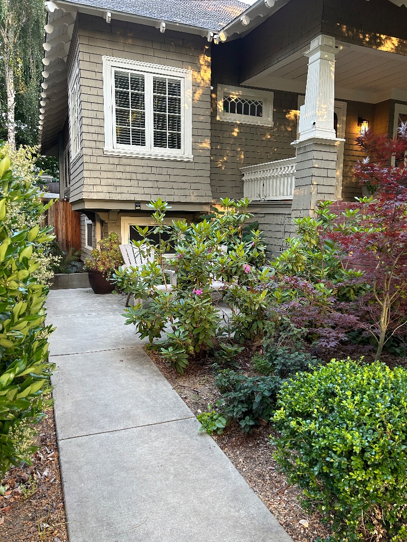 A wonderful garden walk out in the heart of midtown - Photo 2