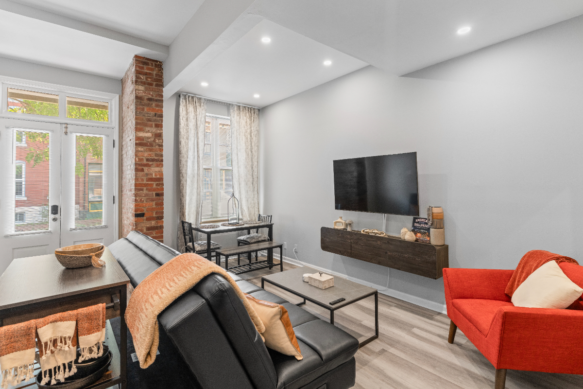 Newly Renovated and Fully-furnished 1B / BA Apt