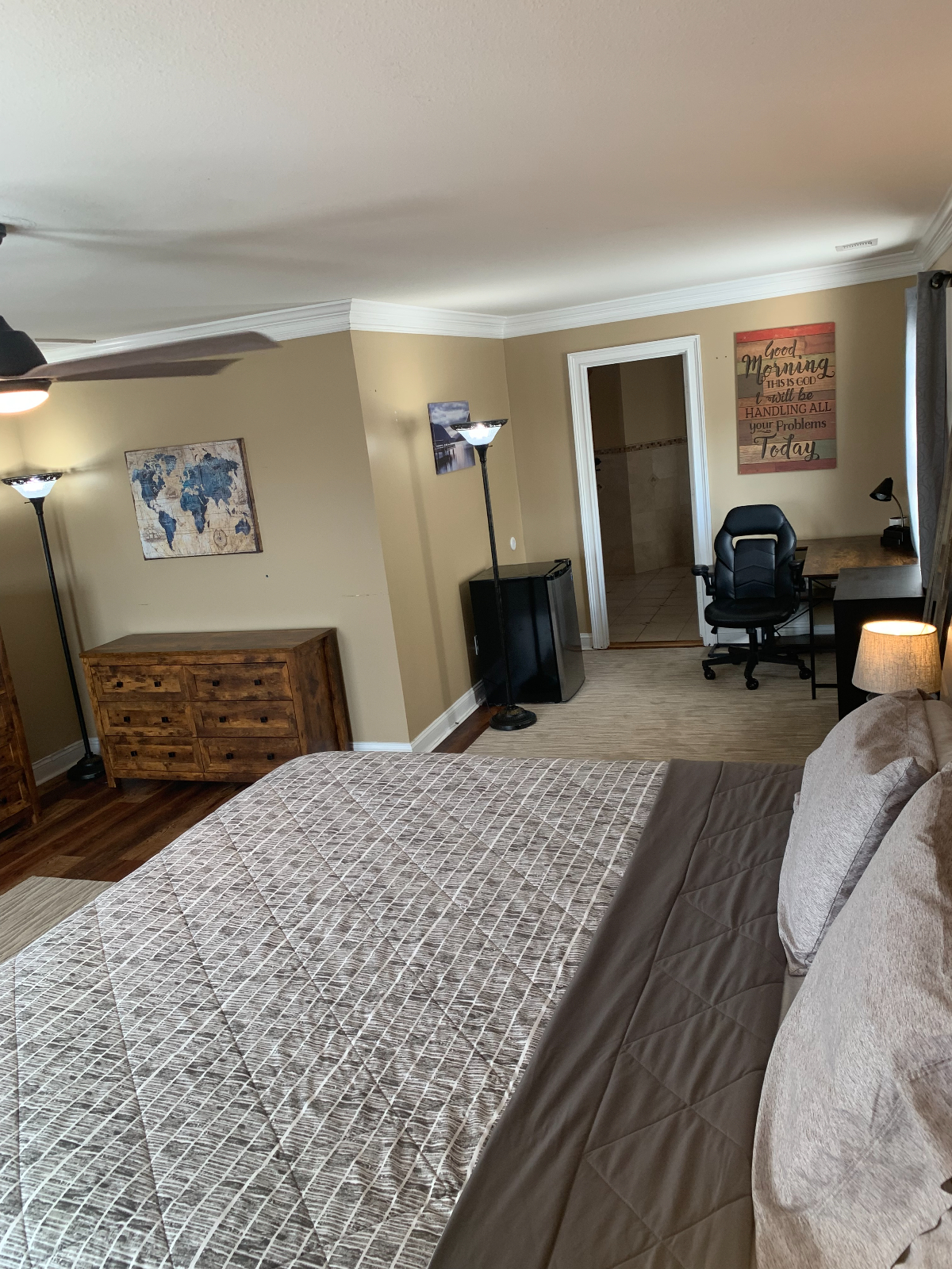 Spacious, Modern Cozy Queen Bd close to everything - Photo 4