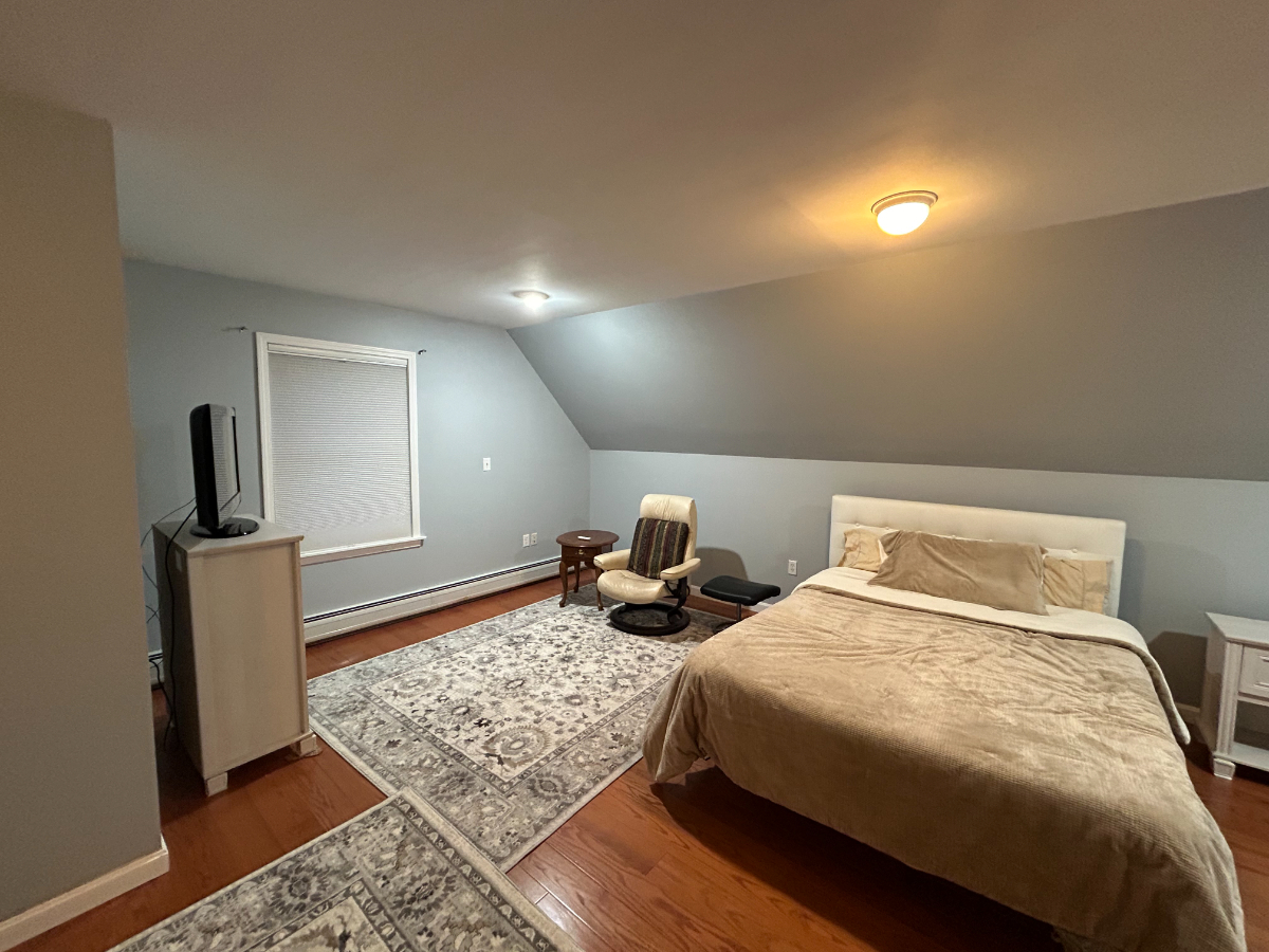 Quiet bedroom in a private home. - Photo 7