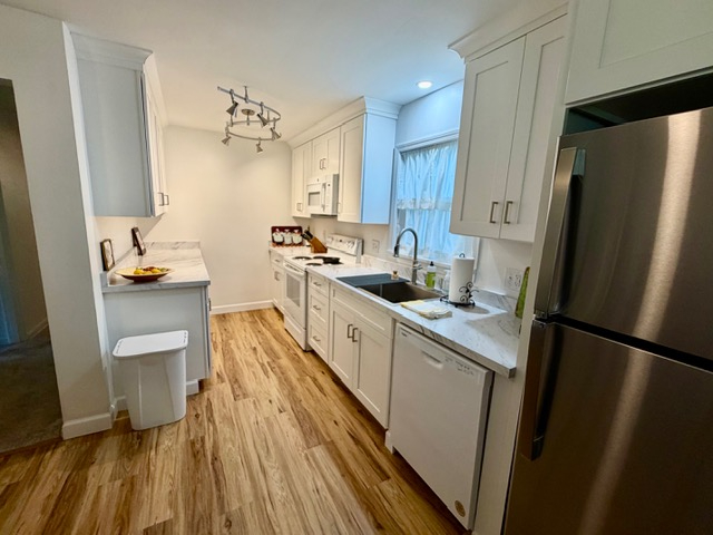 Newly renovated furnished apartment in a quiet neighborhood, and only 1 mile  from I-70 - Photo 2