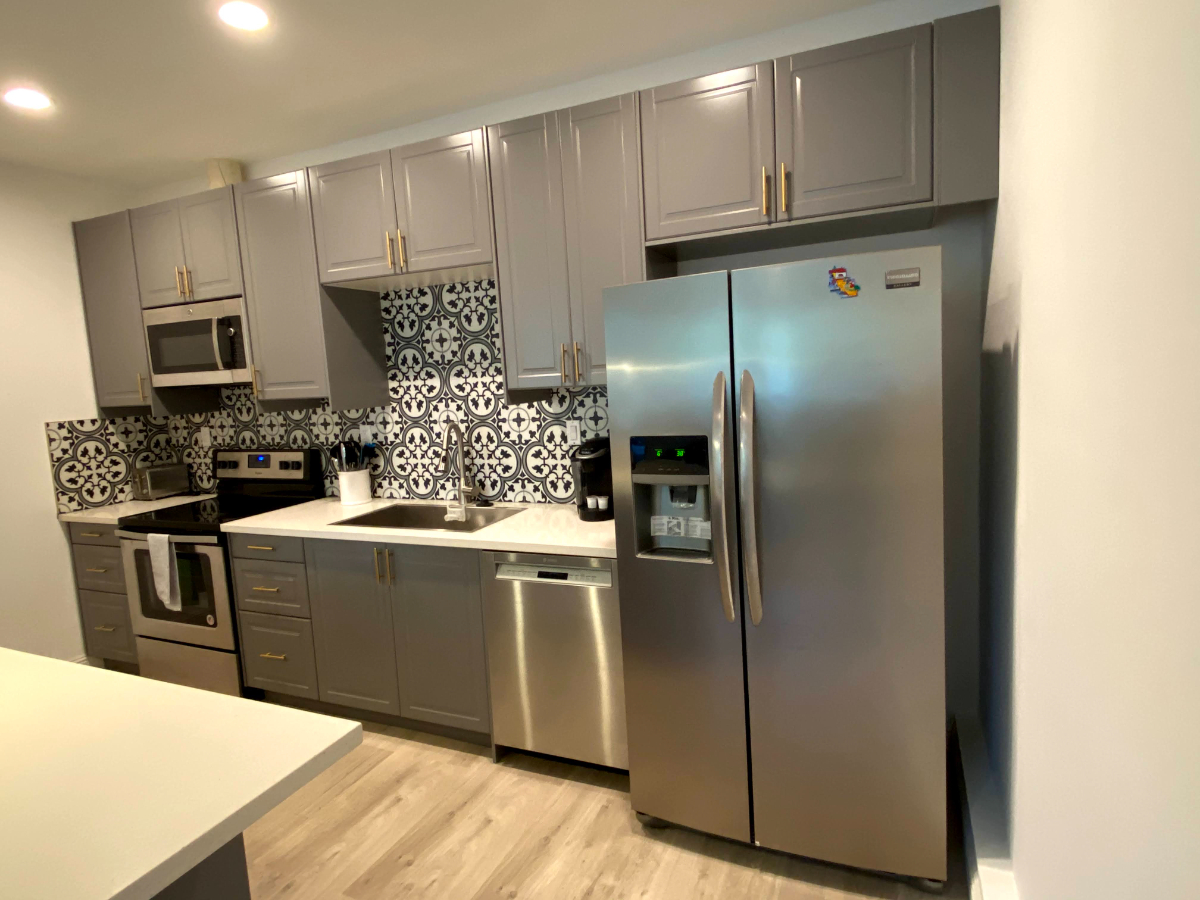Private 1 bedroom JADU with private entry, kitchen, bath, laundry - Photo 6