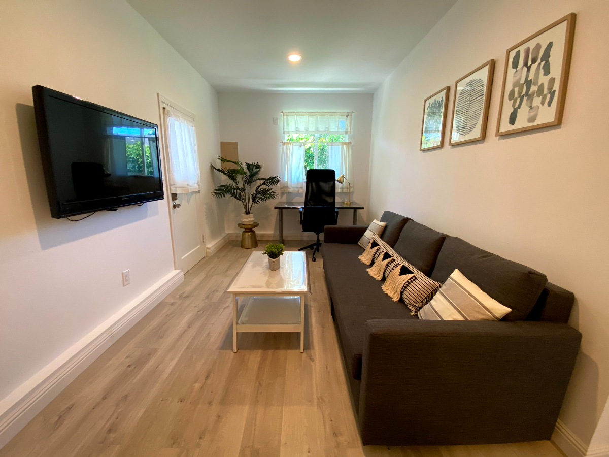 Private 1 bedroom JADU with private entry, kitchen, bath, laundry - Photo 4