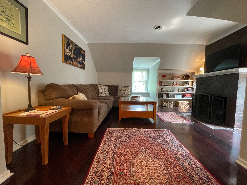 Entire 2Br 1 Ba Elmwood Village Apt with Private Patio - Photo 11