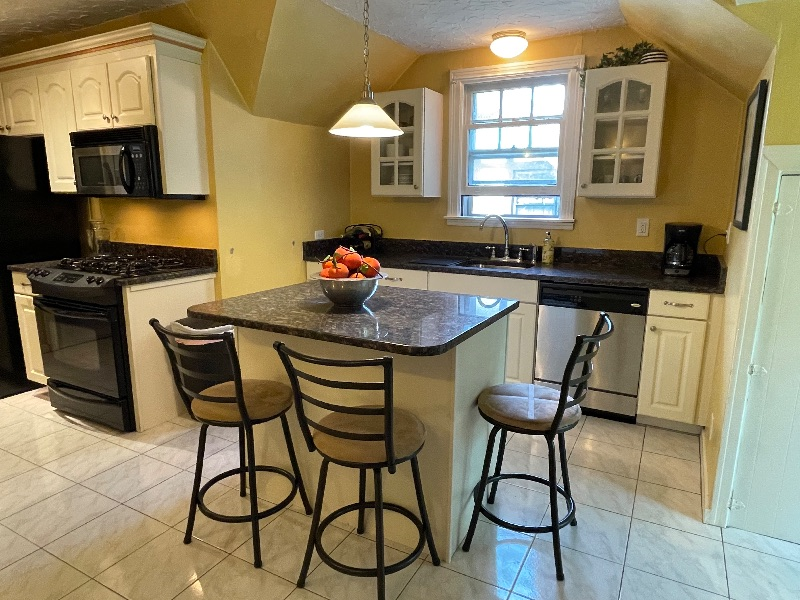 Entire 2Br 1 Ba Elmwood Village Apt with Private Patio - Photo 3