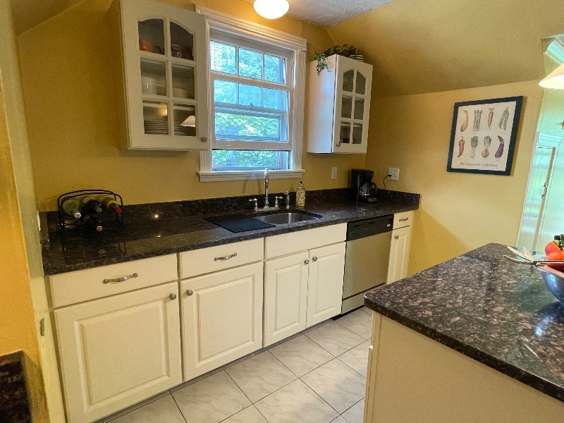 Entire 2Br 1 Ba Elmwood Village Apt with Private Patio - Photo 4
