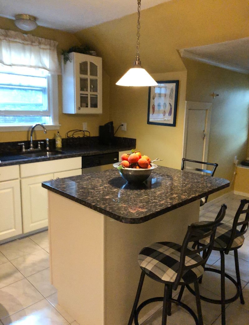 Entire 2Br 1 Ba Elmwood Village Apt with Private Patio - Photo 7