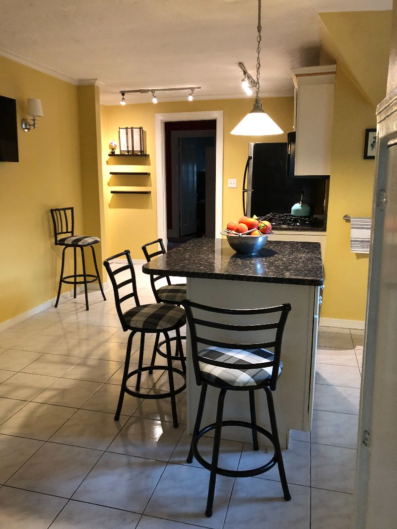 Entire 2Br 1 Ba Elmwood Village Apt with Private Patio - Photo 6