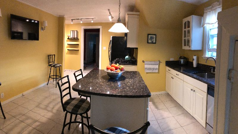 Entire 2Br 1 Ba Elmwood Village Apt with Private Patio - Photo 5