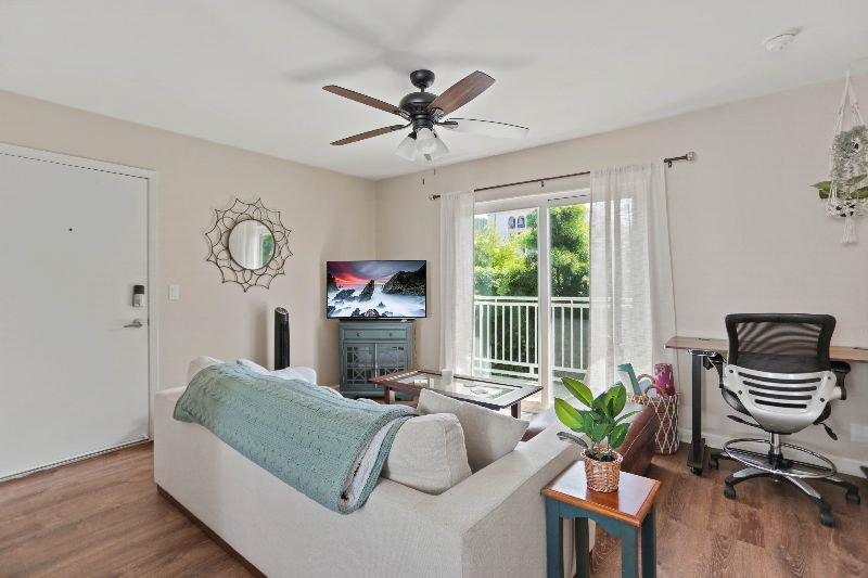 Pacific Beach - Private Balcony - W/D - Pets OK - Photo 1