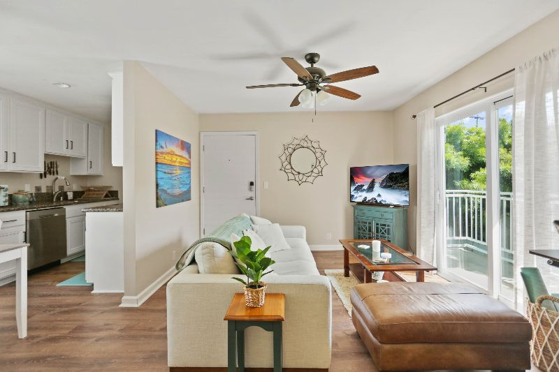 Pacific Beach - Private Balcony - W/D - Pets OK - Photo 2