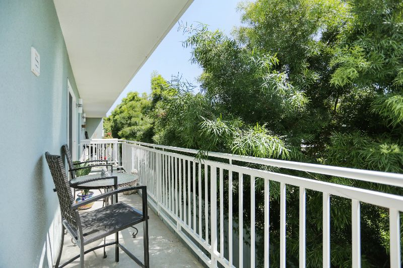 Pacific Beach - Private Balcony - W/D - Pets OK - Photo 5