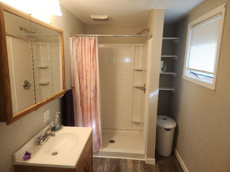 Nicely Remodeled 2 bed, 1 bath unit in quiet neighborhood and large yard - Photo 1