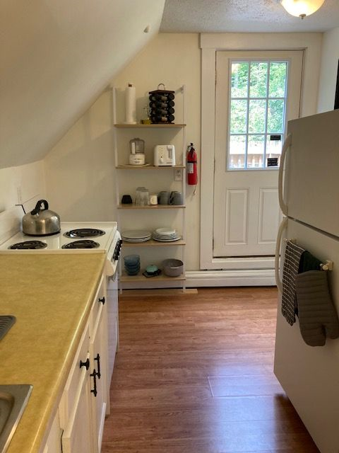 Small, Cozy Third Floor Apartment - Photo 5
