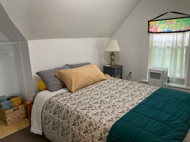 Small, Cozy Third Floor Apartment - Photo 7