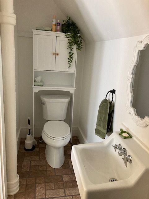 Small, Cozy Third Floor Apartment - Photo 8